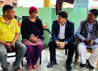 गढ़वाल राइफल्स के लापता सैनिक राजेंद्र सिंह के परिवार का हाल जानने पहुंचे मुख्यमंत्री के विशेषकार्याधिकारी धीरेन्द्र पंवार missing-soldiers-Rajendra-S