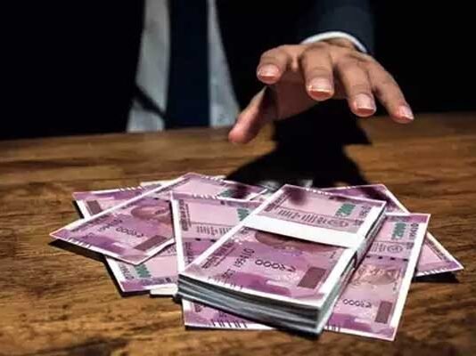 हरिद्वार में रिश्वत लेते जिला पूर्ति अधिकारी व सहायक गिरफ्तार red handed taking bribe