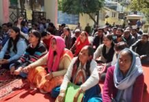 पदोन्नति में आरक्षण के खिलाफ श्रीनगर तहसील परिसर में अनिश्चितकालीन हड़ताल शुरू Indefinite strike started in Srinagar