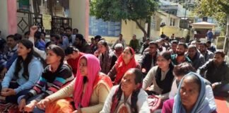 पदोन्नति में आरक्षण के खिलाफ श्रीनगर तहसील परिसर में अनिश्चितकालीन हड़ताल शुरू Indefinite strike started in Srinagar