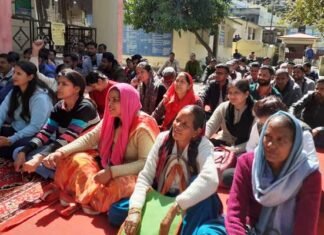 पदोन्नति में आरक्षण के खिलाफ श्रीनगर तहसील परिसर में अनिश्चितकालीन हड़ताल शुरू Indefinite strike started in Srinagar