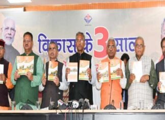 मुख्यमंत्री त्रिवेन्द्र रावत ने ‘‘विकास के तीन सालः बातें कम, काम ज्यादा’’ पुस्तिका का किया विमोचन Three-years-of-development