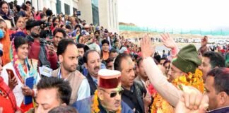 गैरसैंण को ग्रीष्मकालीन राजधानी बनाए जाने से स्थानीय लोगों में उत्साह, मुख्यमंत्री संग खेली होली people cheered as Garsain was declare the summer capital of uttarakhand