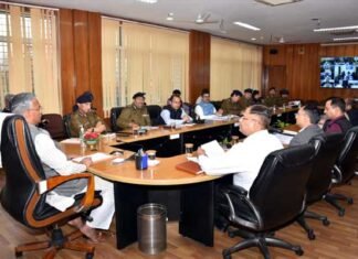 मुख्यमंत्री ने कोरोना वायरस को लेकर वीडियो कान्फ्रेंसिंग कर जिलाधिकारियों को दिए निर्देश cm-trivendra-video-conferencing