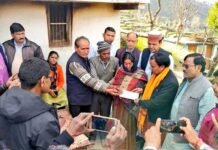 दिल्ली दंगे में मारे गए दिलवर नेगी के परिवार को उत्तराखंड सरकार ने दी पांच लाख रुपये की सहायता राशि दिल्ली दंगे में मारे गए दिलवर नेगी के परिवार को उत्तराखंड सरकार ने दी पांच लाख रुपये की सहायता राशि