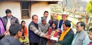 दिल्ली दंगे में मारे गए दिलवर नेगी के परिवार को उत्तराखंड सरकार ने दी पांच लाख रुपये की सहायता राशि दिल्ली दंगे में मारे गए दिलवर नेगी के परिवार को उत्तराखंड सरकार ने दी पांच लाख रुपये की सहायता राशि