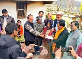 दिल्ली दंगे में मारे गए दिलवर नेगी के परिवार को उत्तराखंड सरकार ने दी पांच लाख रुपये की सहायता राशि दिल्ली दंगे में मारे गए दिलवर नेगी के परिवार को उत्तराखंड सरकार ने दी पांच लाख रुपये की सहायता राशि