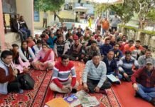 श्रीनगर: दूसरे दिन भी कर्मचारियों का कार्य बहिष्कार, दफ्तरों में पसरा रहा सन्नाटा employ-association-strike