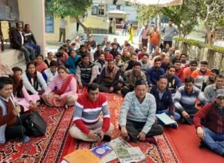 श्रीनगर: दूसरे दिन भी कर्मचारियों का कार्य बहिष्कार, दफ्तरों में पसरा रहा सन्नाटा employ-association-strike