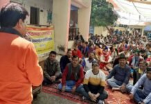 श्रीनगर : प्रमोशन में आरक्षण के खिलाफ 16वें दिन भी जारी रही हड़ताल, भाजपा मण्डल अध्यक्ष का मिला समर्थन employees-strike