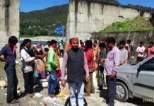 जीआईसी मरखोड़ा के शिक्षकों की सराहनीय पहल, गरीबों को बांटी महीने भर की राशन Commendable initiative of teachers of GIC Markhoda,