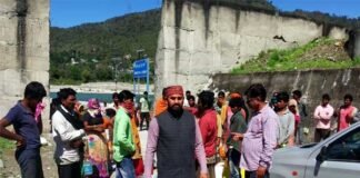 जीआईसी मरखोड़ा के शिक्षकों की सराहनीय पहल, गरीबों को बांटी महीने भर की राशन Commendable initiative of teachers of GIC Markhoda,