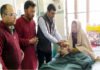 हड़ताल पर बैठे जनरल ओबीसी कर्मचारियों ने मरीजों को बांटे फल, इस बार नहीं मनाएंगे होली हड़ताल पर बैठे जनरल ओबीसी कर्मचारी इस बार नहीं मनाएंगे होली