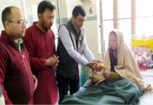 हड़ताल पर बैठे जनरल ओबीसी कर्मचारियों ने मरीजों को बांटे फल, इस बार नहीं मनाएंगे होली हड़ताल पर बैठे जनरल ओबीसी कर्मचारी इस बार नहीं मनाएंगे होली