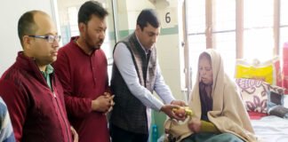 हड़ताल पर बैठे जनरल ओबीसी कर्मचारियों ने मरीजों को बांटे फल, इस बार नहीं मनाएंगे होली हड़ताल पर बैठे जनरल ओबीसी कर्मचारी इस बार नहीं मनाएंगे होली
