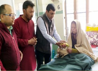 हड़ताल पर बैठे जनरल ओबीसी कर्मचारियों ने मरीजों को बांटे फल, इस बार नहीं मनाएंगे होली हड़ताल पर बैठे जनरल ओबीसी कर्मचारी इस बार नहीं मनाएंगे होली