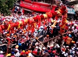 देहरादून के ऐतिहासिक झंडा मेले में ध्वजारोहण के दौरान टूटा 105 फीट ऊँचा ध्वज, हादसे में कई घायल jhanda-mela-dehradun