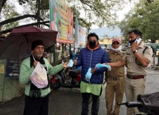 कोरोना वायरस के संक्रमण से बचने के मोहन काला फाउंडेशन की महत्वपूर्ण पहल, श्रीनगर विधानसभा में वितरित कर रहे हैं मास्क korona-mask
