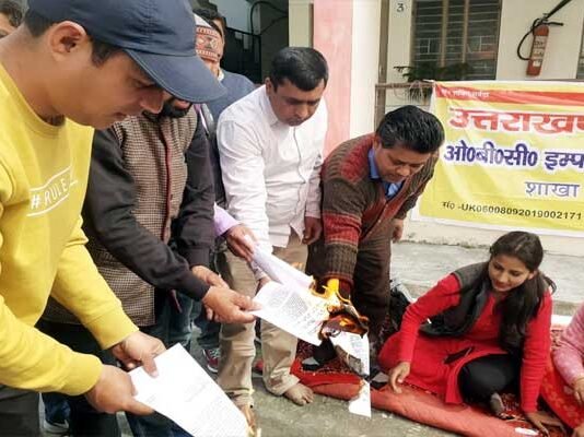 श्रीनगर में तीसरे दिन हड़ताली कर्मियों ने जलाई शासनादेश की प्रतियां obc-employies-association-s