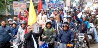 हड़ताली कर्मचारियों ने श्रीनगर में बाइक रैली निकालकर आंदोलन को दी गति Striking employees took out bike rally in Srinagar
