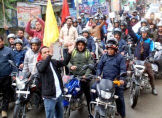 हड़ताली कर्मचारियों ने श्रीनगर में बाइक रैली निकालकर आंदोलन को दी गति Striking employees took out bike rally in Srinagar