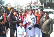 सतपुली के होली के हुल्यारों ने आसपास के क्षेत्रों में पारंपरिक खड़ी होली के गीतों से छठा बिखेरी satpuli-ki-holi