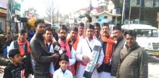 सतपुली के होली के हुल्यारों ने आसपास के क्षेत्रों में पारंपरिक खड़ी होली के गीतों से छठा बिखेरी satpuli-ki-holi