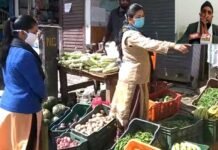 पौड़ी में लॉकडाउन के दौरान मानवता का धर्म निभा रहा है सब्जी विक्रेता मोहम्मद अशफाक Vegetable-seller