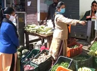 पौड़ी में लॉकडाउन के दौरान मानवता का धर्म निभा रहा है सब्जी विक्रेता मोहम्मद अशफाक Vegetable-seller