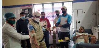 पौड़ी में आयोजित रक्तदान शिविर में युवाओं ने बढ़ चढ़ कर लिया भाग blood-donation-camp