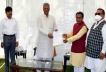 उत्तराखंड: राज्य सहकारी एवं जिला सहकारी बैंकों द्वारा 1 करोड़ 21 लाख रुपए का चेक मुख्यमंत्री राहत कोष को दिया cm-relief-fund