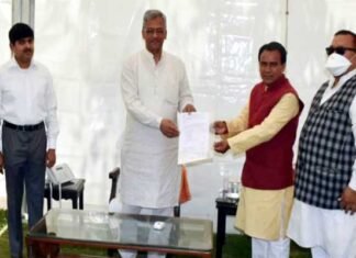 उत्तराखंड: राज्य सहकारी एवं जिला सहकारी बैंकों द्वारा 1 करोड़ 21 लाख रुपए का चेक मुख्यमंत्री राहत कोष को दिया cm-relief-fund