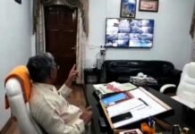 मुख्यमंत्री ने कैम्प कार्यालय बने केन्द्रीकृत कंट्रोल रूम से कोरोना को लेकर जिला कंट्रोल रूम फीडबैक लिया cm-trivendra-rawat