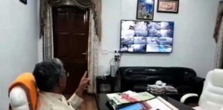 मुख्यमंत्री ने कैम्प कार्यालय बने केन्द्रीकृत कंट्रोल रूम से कोरोना को लेकर जिला कंट्रोल रूम फीडबैक लिया cm-trivendra-rawat