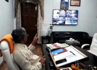 मुख्यमंत्री ने कैम्प कार्यालय बने केन्द्रीकृत कंट्रोल रूम से कोरोना को लेकर जिला कंट्रोल रूम फीडबैक लिया cm-trivendra-rawat