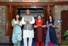 पीएम मोदी के आह्वान पर कोरोना के खिलाफ जंग में सीएम त्रिवेंद्र ने भी जलाया प्रकाश दीपक cm-trivendra-rawat-uttarakhand