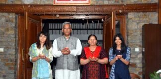पीएम मोदी के आह्वान पर कोरोना के खिलाफ जंग में सीएम त्रिवेंद्र ने भी जलाया प्रकाश दीपक cm-trivendra-rawat-uttarakhand