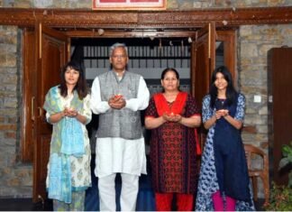 पीएम मोदी के आह्वान पर कोरोना के खिलाफ जंग में सीएम त्रिवेंद्र ने भी जलाया प्रकाश दीपक cm-trivendra-rawat-uttarakhand