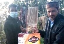 लॉकडाउन: युवा सामाजिक संगठन घण्डियाल द्वारा जरूरतमंदों को घर-घर जाकर पहुंचाई गई खाद्य सामग्री yuva saamaajik sangathan samiti ghandiyaal dvaara jarurat mandon ko khaady saamagree