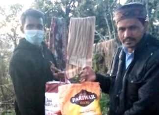 लॉकडाउन: युवा सामाजिक संगठन घण्डियाल द्वारा जरूरतमंदों को घर-घर जाकर पहुंचाई गई खाद्य सामग्री yuva saamaajik sangathan samiti ghandiyaal dvaara jarurat mandon ko khaady saamagree