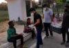 लॉकडाउन में जरूरतमंद लोगों की मदद के लिये बढ़ रहे हैं हाथ food-distribution