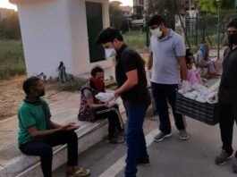 लॉकडाउन में जरूरतमंद लोगों की मदद के लिये बढ़ रहे हैं हाथ food-distribution