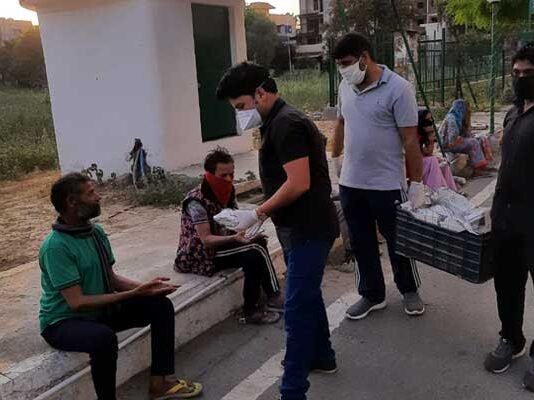 लॉकडाउन में जरूरतमंद लोगों की मदद के लिये बढ़ रहे हैं हाथ food-distribution