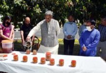 उत्तराखंड: सीएम आवास परिसर में मौन बॉक्स से 1 माह में हुआ 20 किलो शहद का उत्पादन honey-in-CM-house-complex