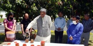 उत्तराखंड: सीएम आवास परिसर में मौन बॉक्स से 1 माह में हुआ 20 किलो शहद का उत्पादन honey-in-CM-house-complex