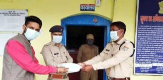 पौड़ी में कोरोना वारियर्स व जरूरमंदों के लिए मनीष खण्डूड़ी द्वारा मास्क वितरण mask-distribution-in-pauri