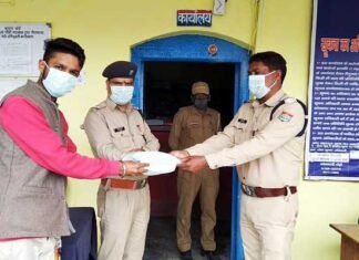 पौड़ी में कोरोना वारियर्स व जरूरमंदों के लिए मनीष खण्डूड़ी द्वारा मास्क वितरण mask-distribution-in-pauri
