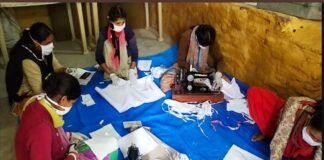 उत्तराखंड: लॉकडाउन में घर पर ही मास्क बनाकर महिलाएं दे रही हैं योगदान Motivates women to make masks at home
