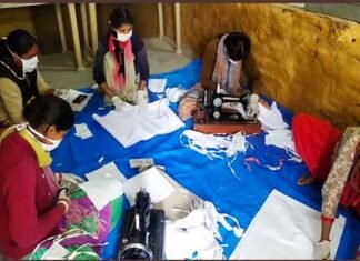 उत्तराखंड: लॉकडाउन में घर पर ही मास्क बनाकर महिलाएं दे रही हैं योगदान Motivates women to make masks at home