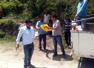 सतपुली : लॉकडाउन में लगातार पांचवें दिन भी बांटी जरूरतमंदों को राशन rashan-during-lockdown